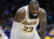 华体会网站-关于湖人惨败开拓者，詹姆斯表现低迷的信息