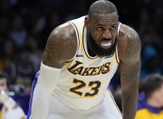 华体会网站-关于湖人惨败开拓者，詹姆斯表现低迷的信息