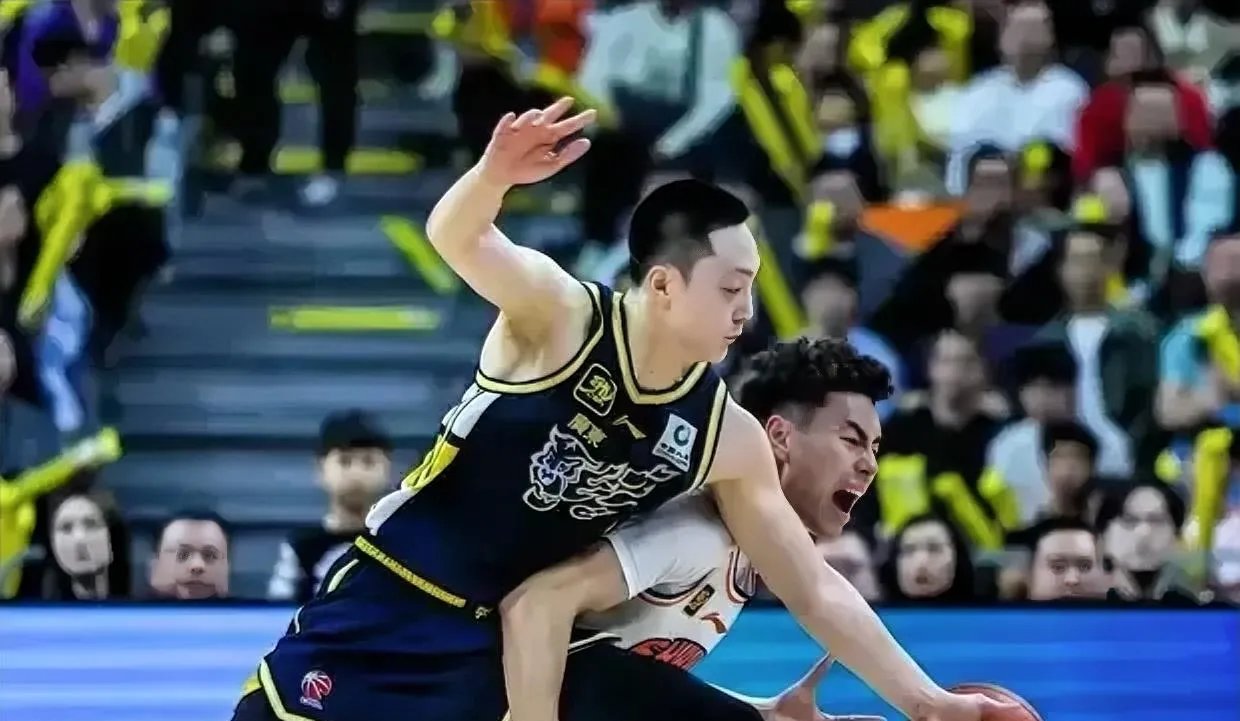 飞檐走壁，比赛两队过招门儿清利索，球员高楼枕地