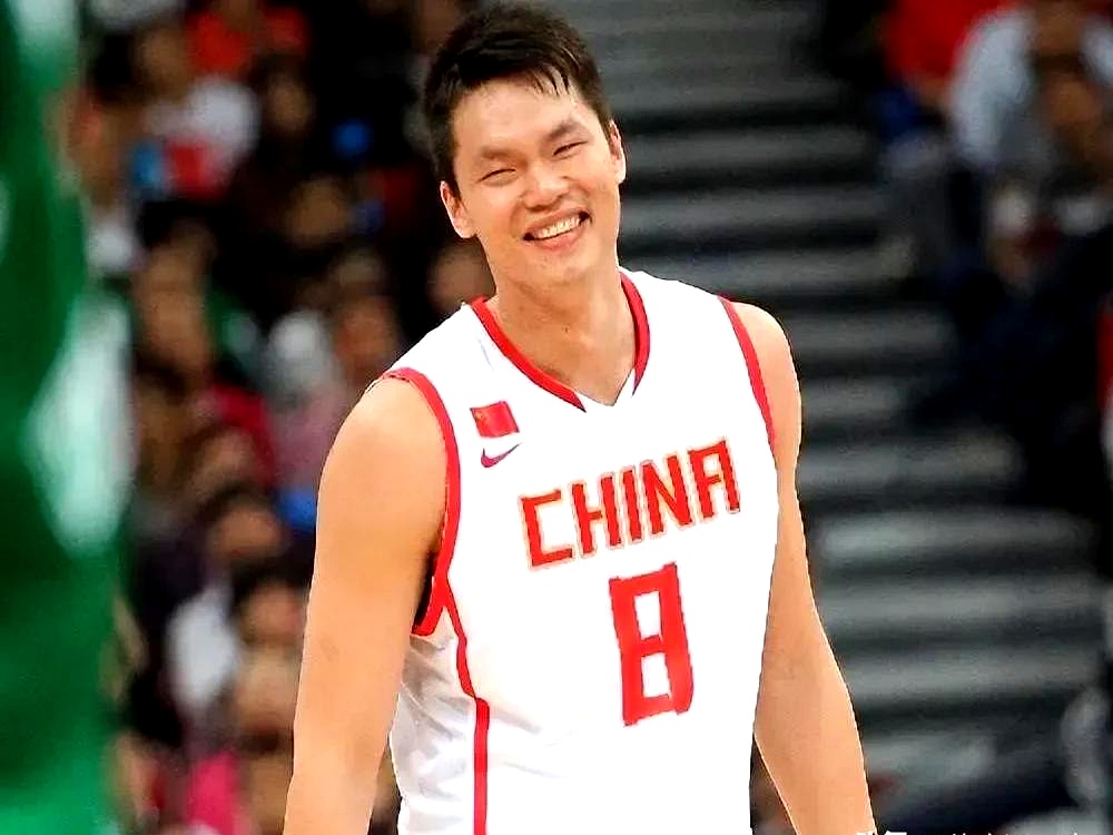 篮球场上球员的个人表现令人赞叹 篮球场上球员的个人表现令人赞叹