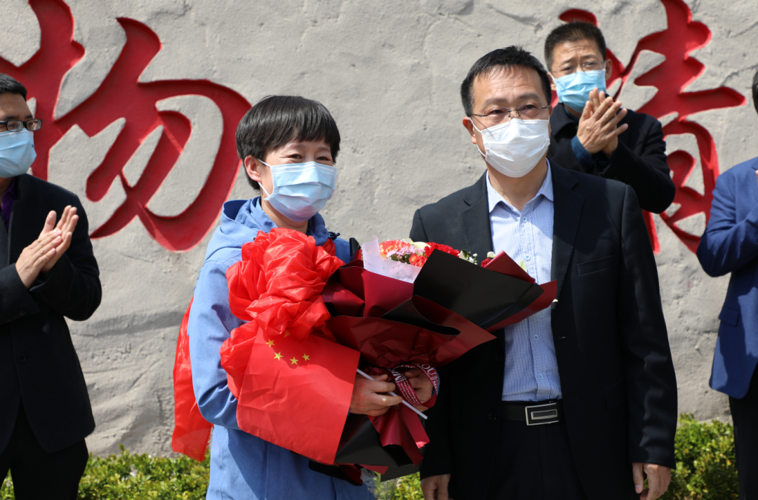 包含武汉队员相互信任，取得胜利的词条