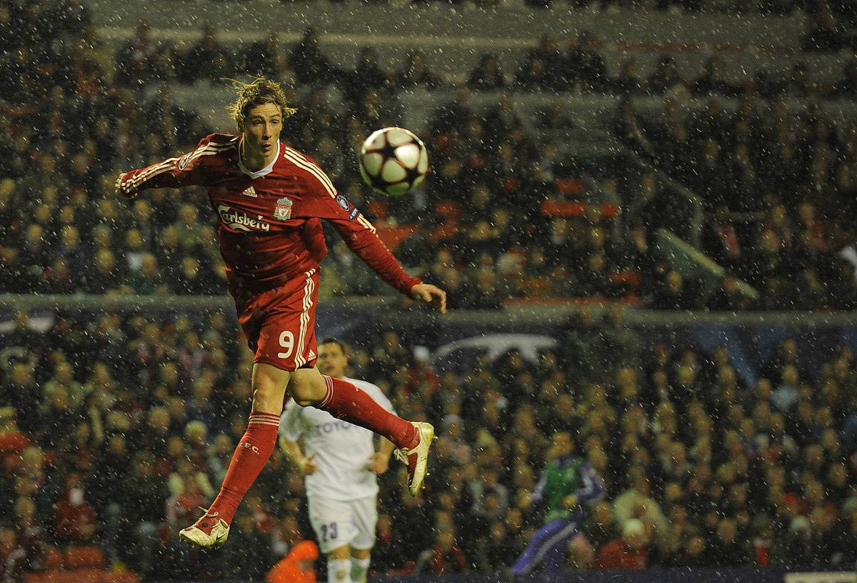 一场硝烟弥漫的足球盛宴掀起阵阵掌声