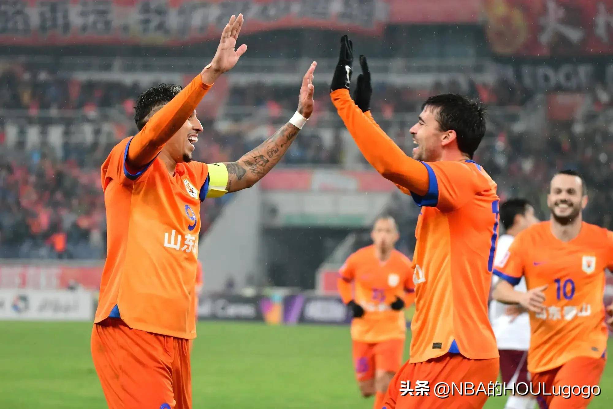 关于亚冠小组赛战况白热化，国内球队取得胜利的信息