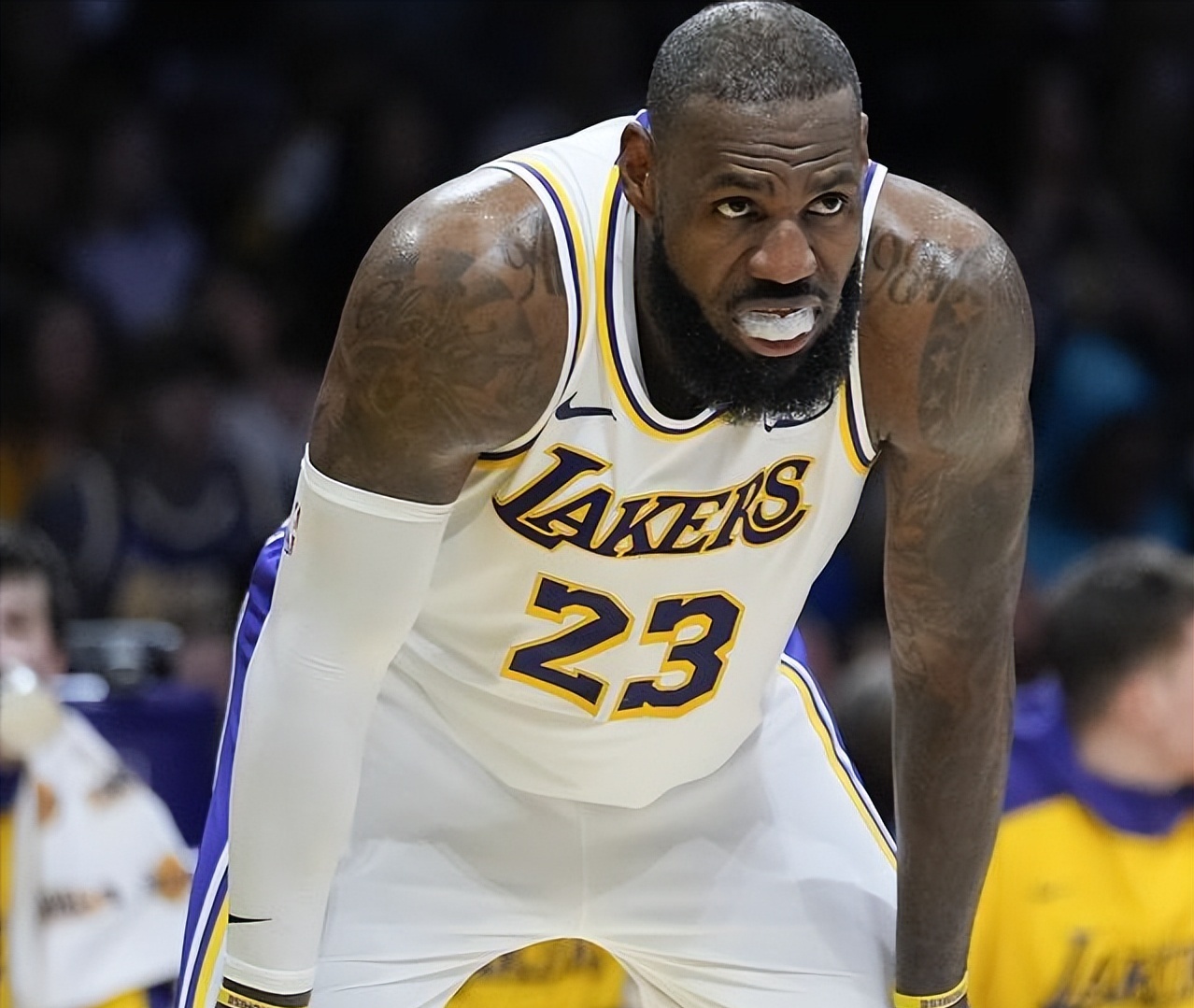 关于湖人惨败开拓者，詹姆斯表现低迷的信息